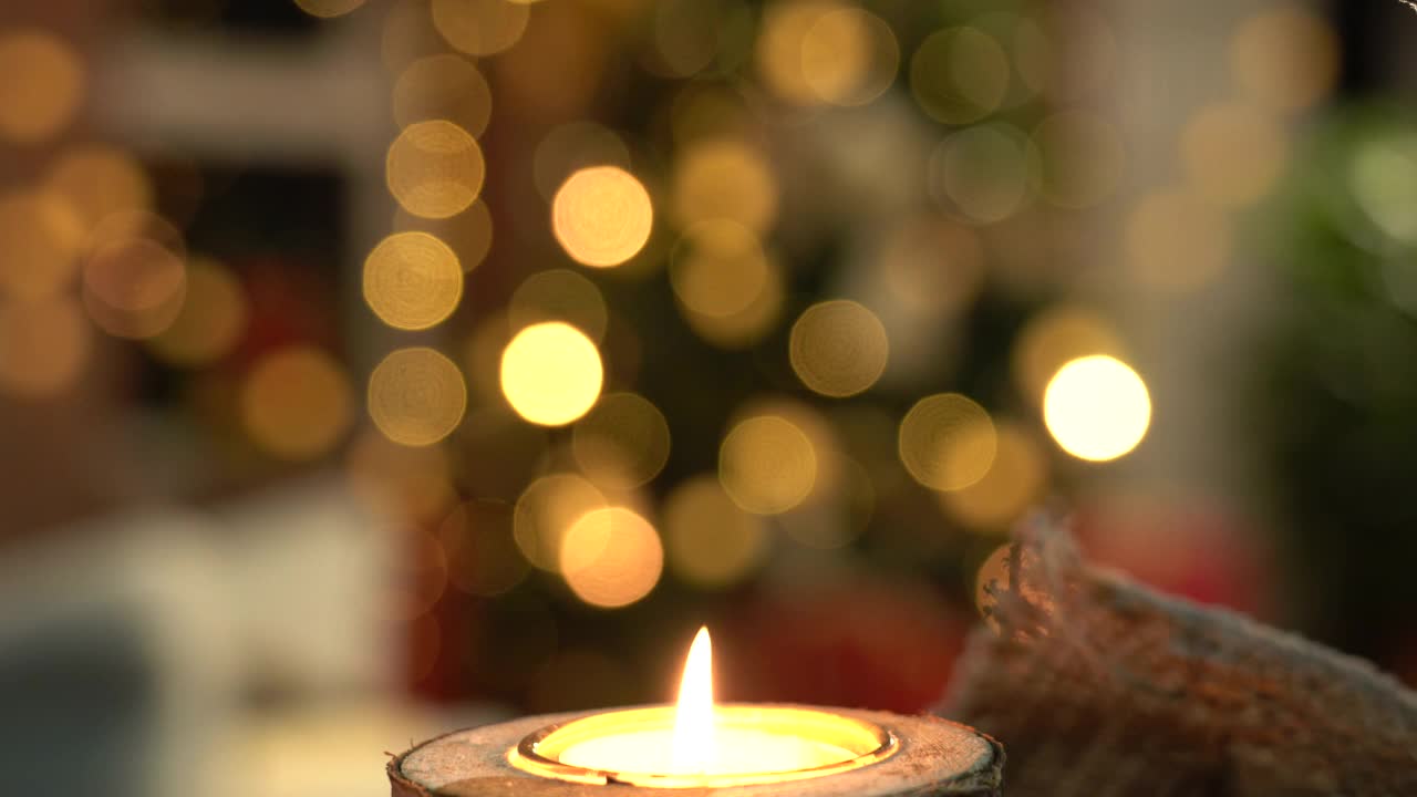 圣诞树上的蜡烛视频素材