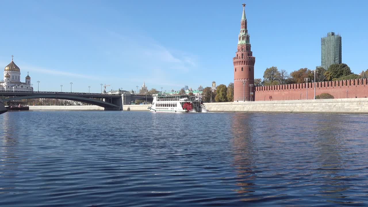一艘轮式客轮在莫斯科河上行驶视频素材