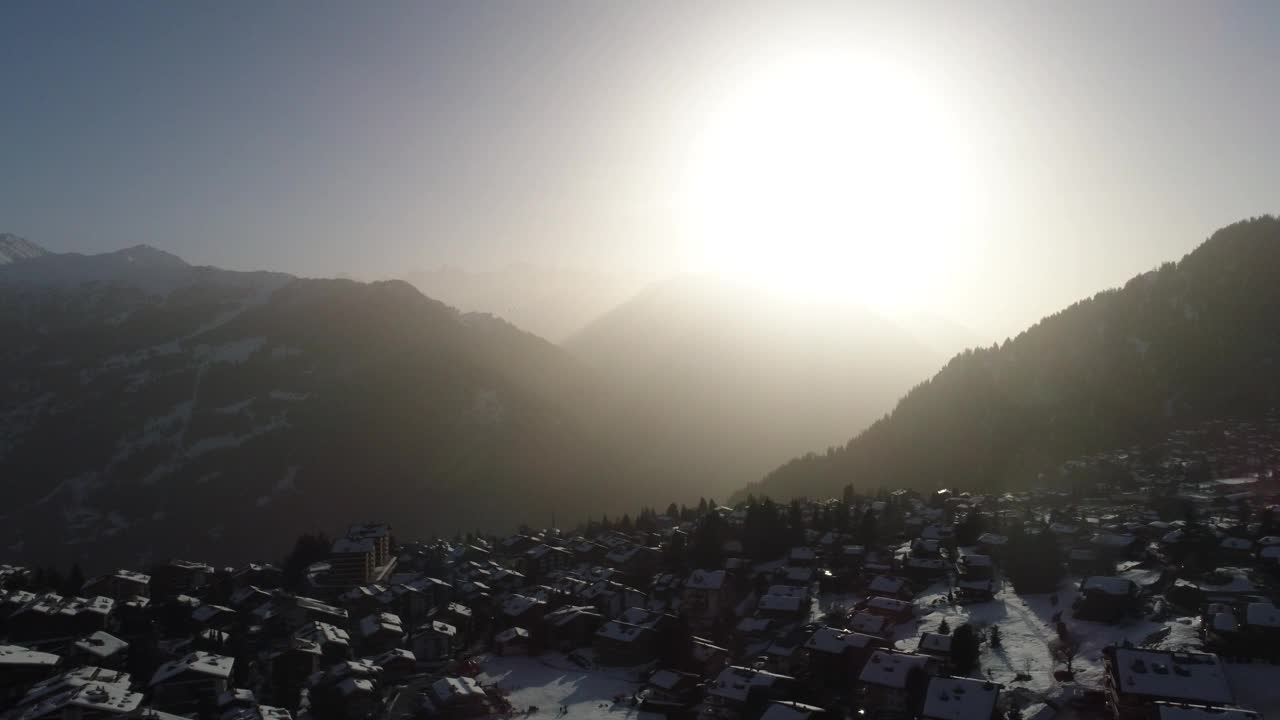空中拍摄的瑞士一个被雪覆盖的村庄，那里是滑雪者的热门目的地视频素材