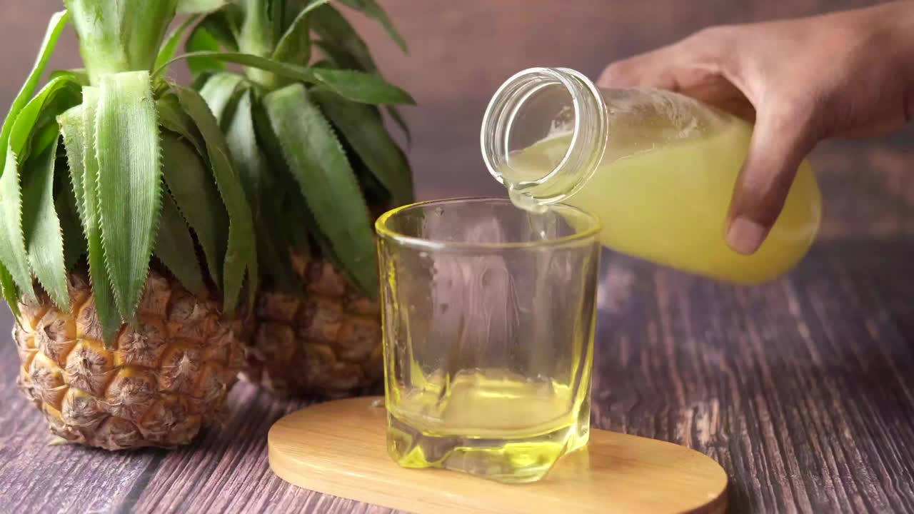 桌上有一瓶菠萝汁视频下载