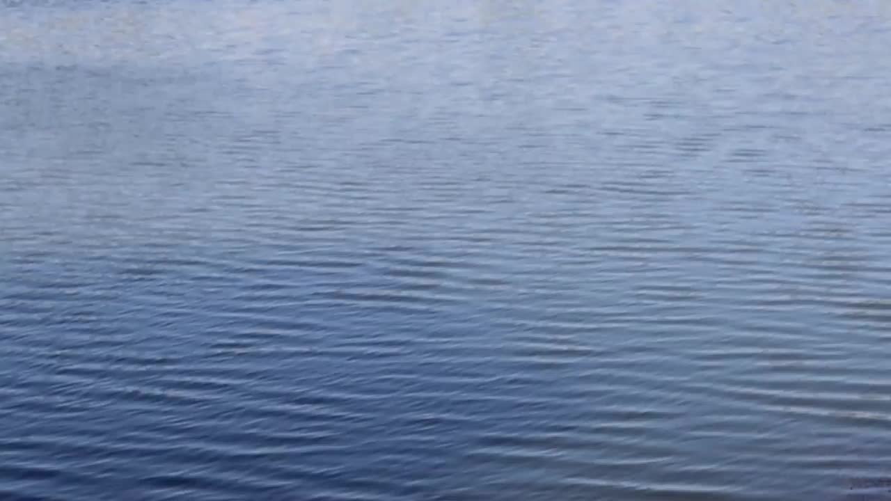 蓝色水域的特写镜头。小水波。视频素材
