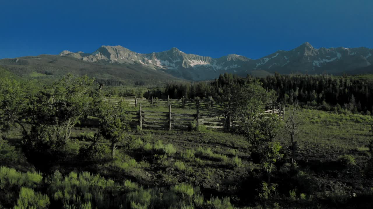 达拉斯分水岭的视野的空畜栏面对山，Sneffels，圣胡安山脉视频素材