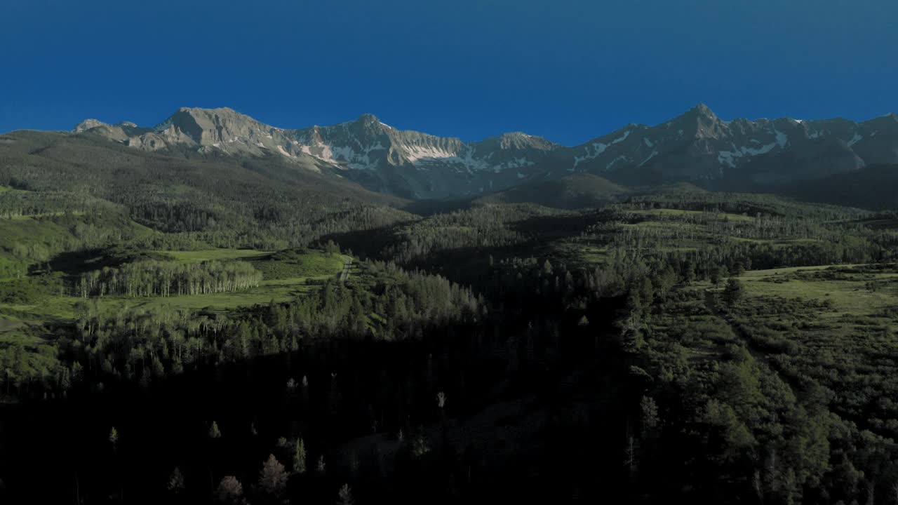 达拉斯分水岭的视野的空畜栏面对山，Sneffels，圣胡安山脉视频素材