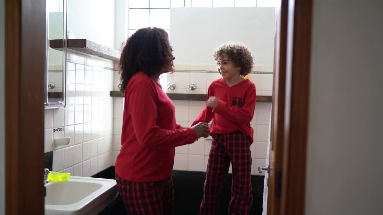 母亲和儿子在家里的浴室里跳舞视频下载