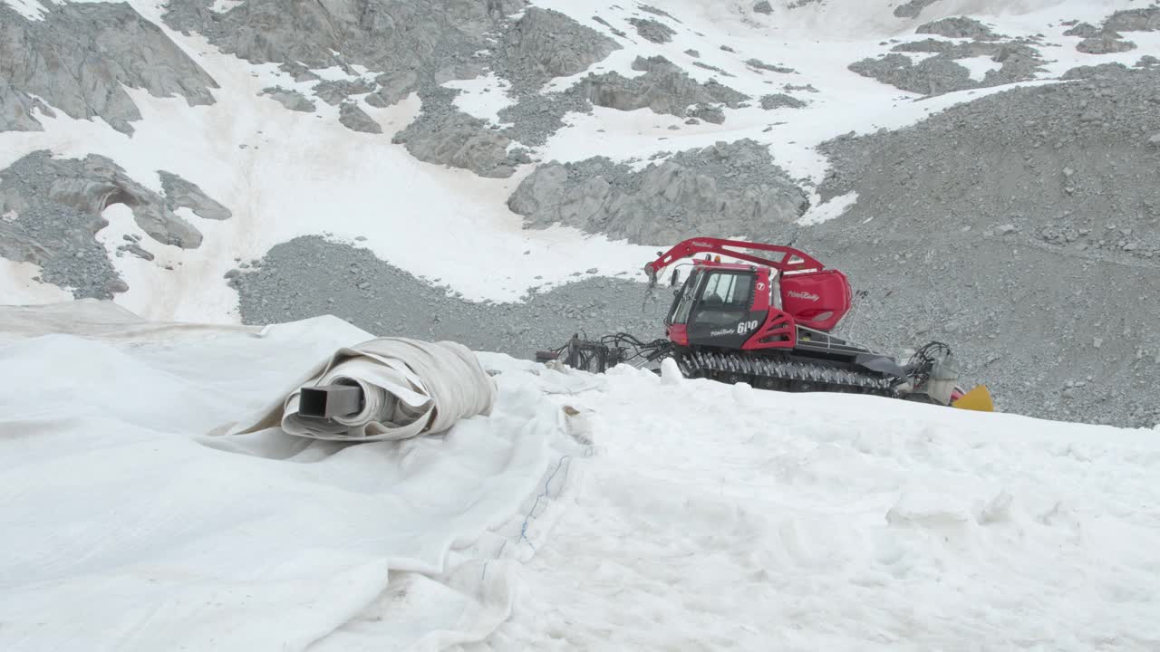 挖掘机在雪山上保护冰川视频下载