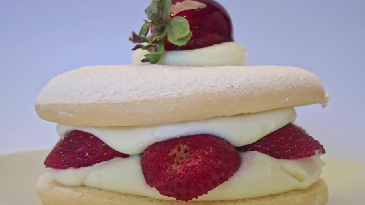 草莓奶油蛋糕视频素材
