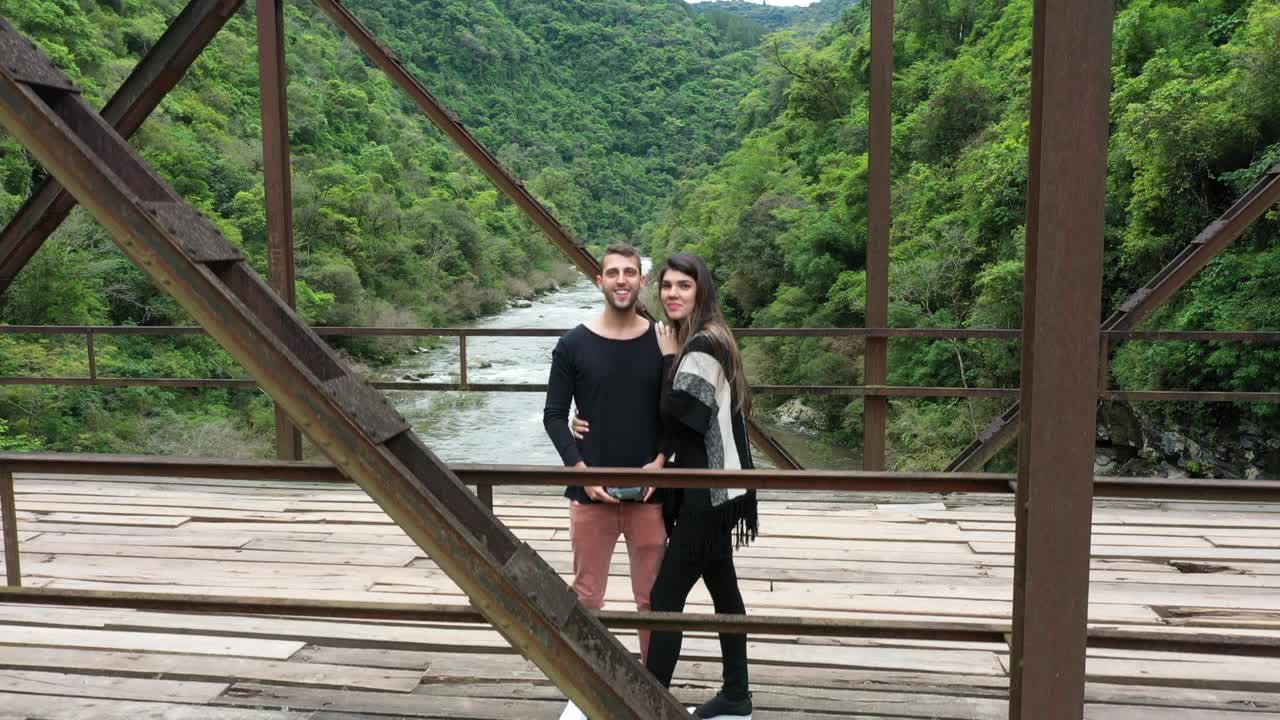 一对夫妇在桥上进行生态旅游——无人机拍摄视频素材