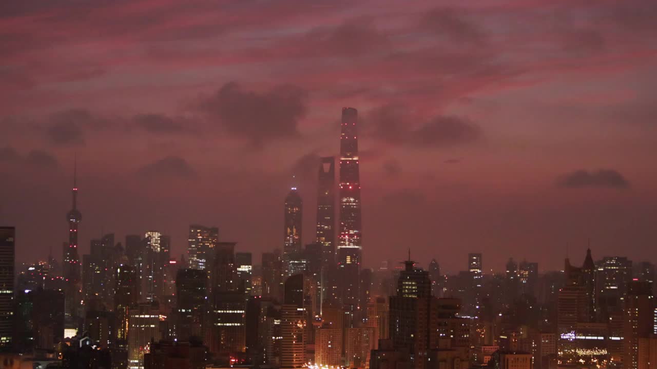 上海的早晨，彩云和美丽的城市天际线视频下载