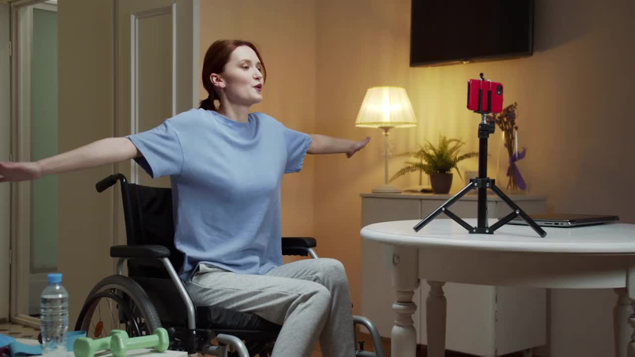 一位残疾妇女正张开双臂视频素材