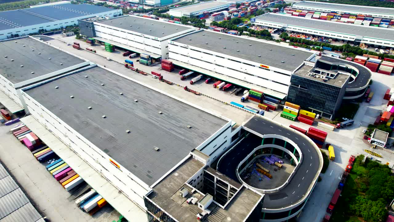 鸟瞰图的配送仓库与卡车和集装箱和道路在上海保税区视频素材
