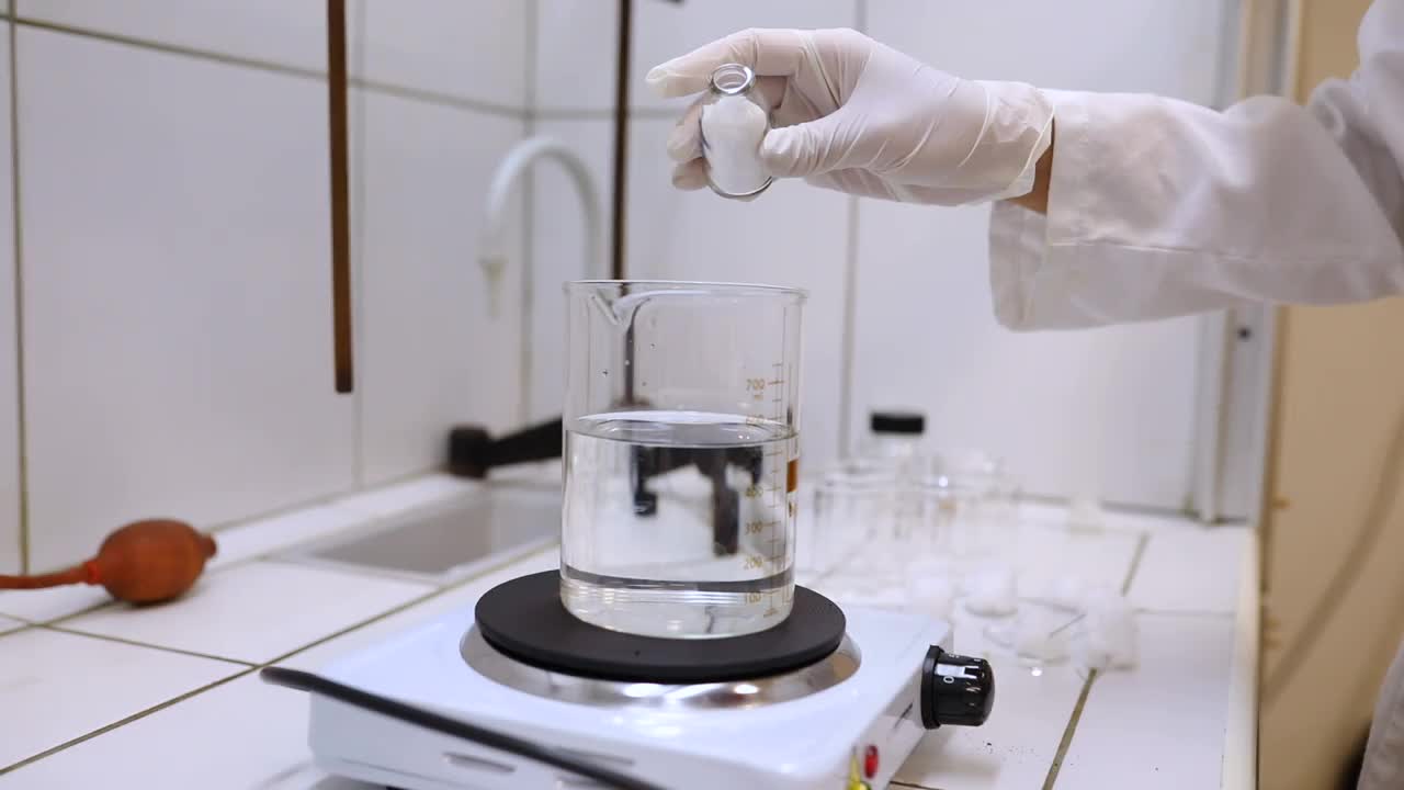 在实验室的玻璃器皿中加热这种物质视频下载