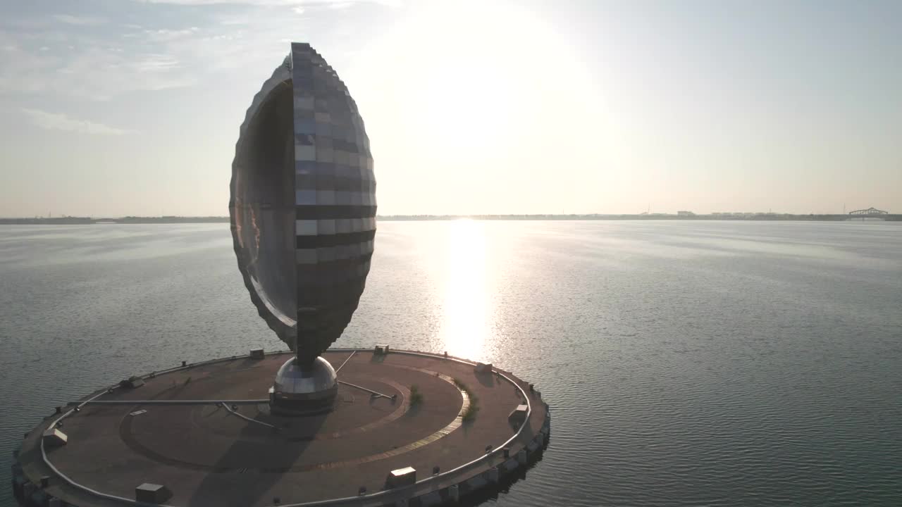 金属环雕塑在滴水湖，日出景观视频素材