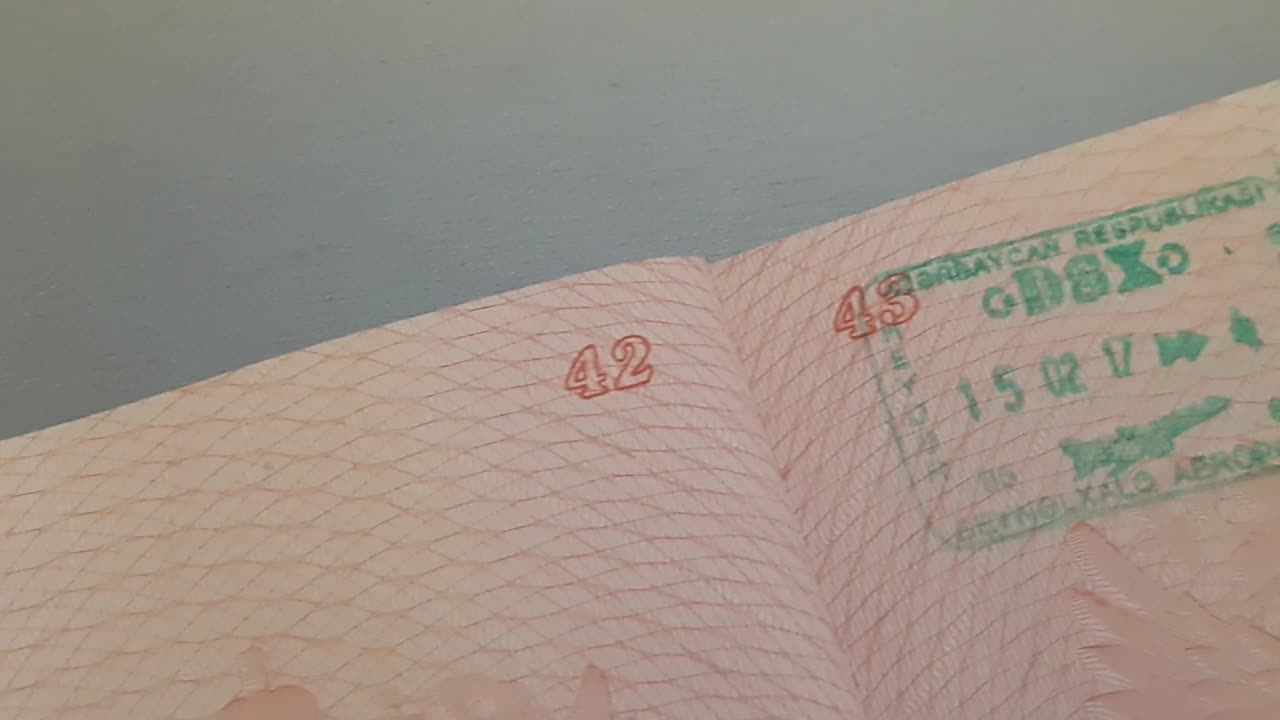 俄罗斯护照上的签证章视频素材
