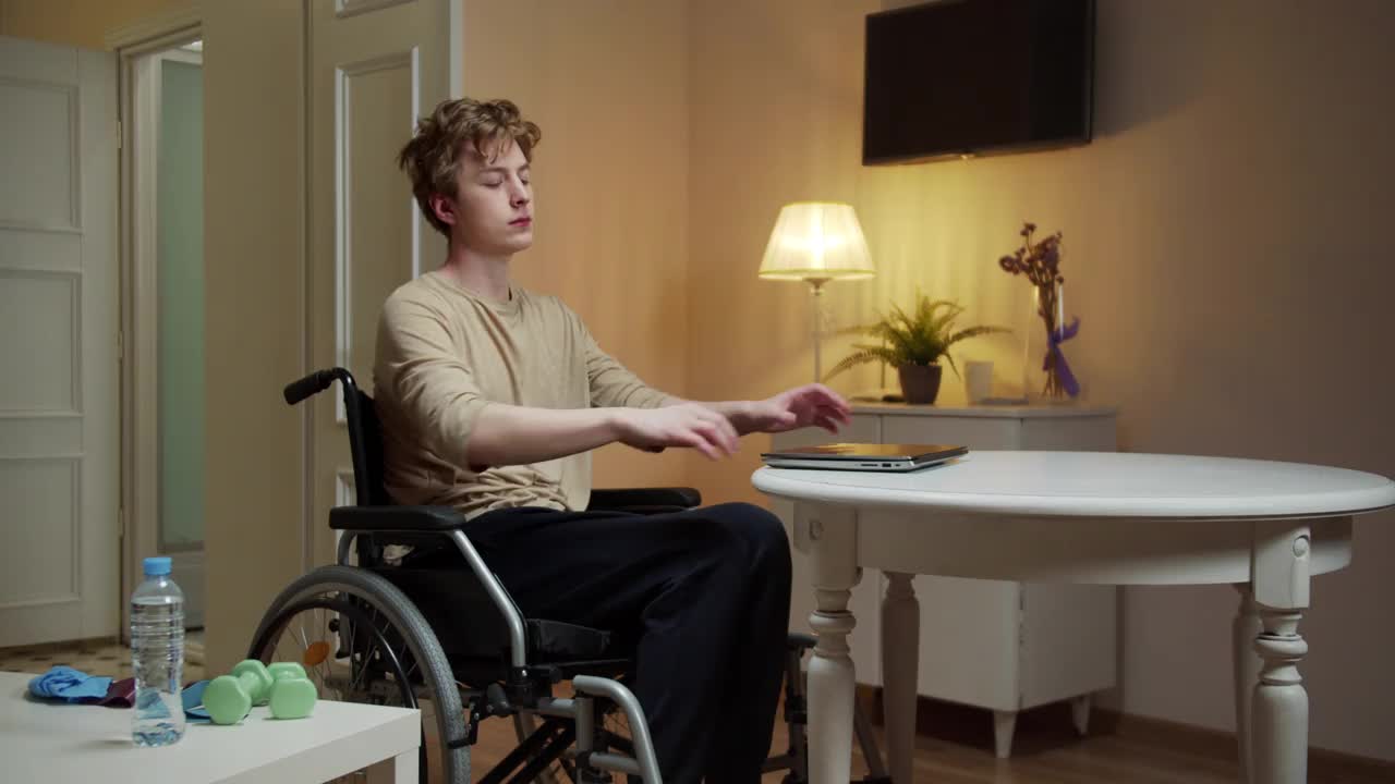一个残疾人正把手臂向两边张开视频素材
