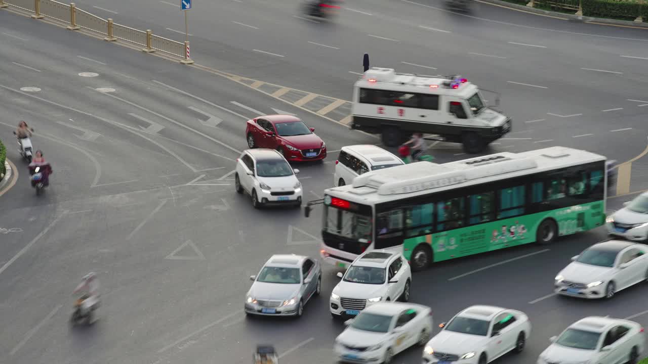 中国西安，日落时城市交通的时间流逝。视频下载