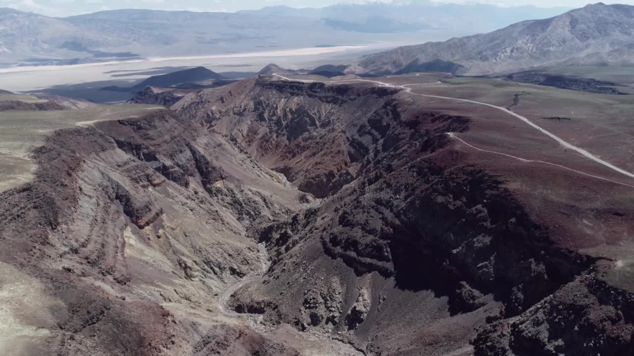 美国加州，克罗利神父俯瞰死亡谷。山的背景视频下载