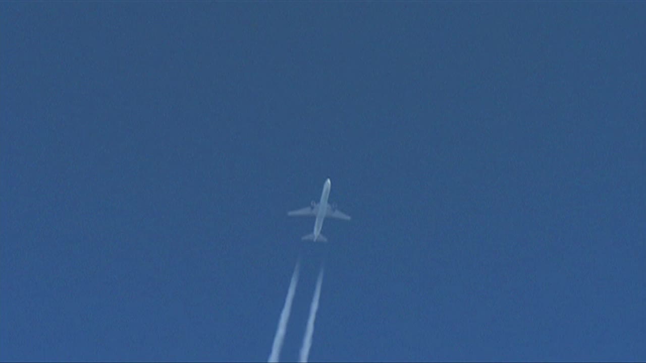 一架飞机从头顶飞过视频下载