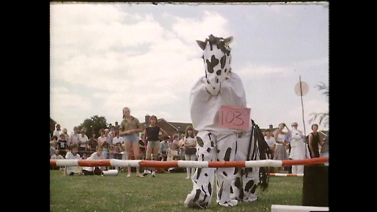 孩子们穿着哑剧马服装跳过表演跳跃;1980视频下载