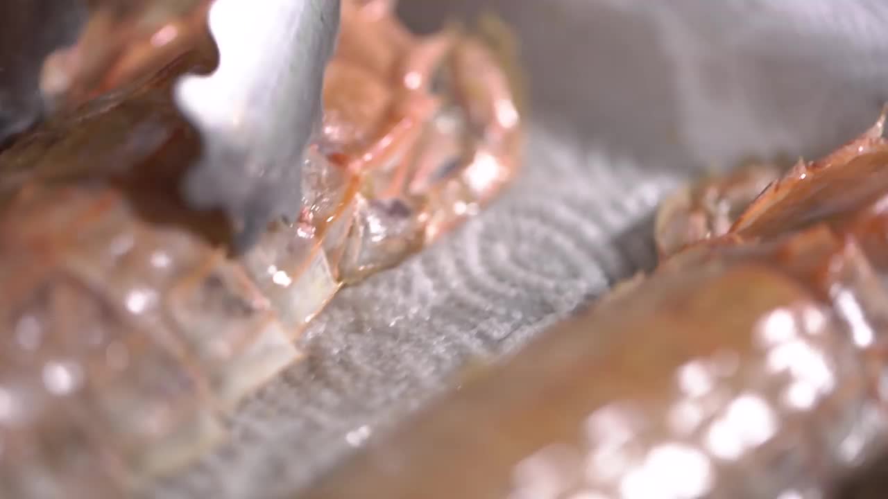 在烹饪纸上油炸螳螂虾，
在热油中油炸螳螂虾视频下载