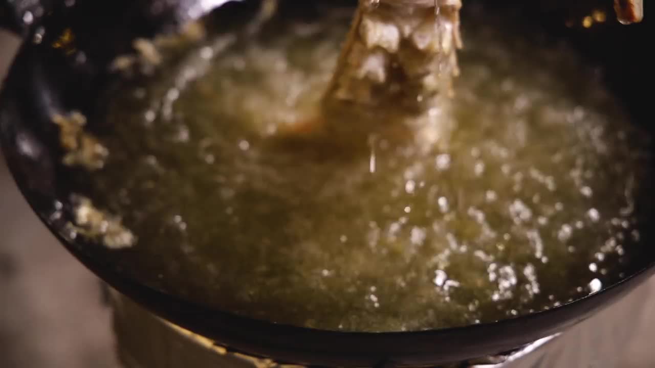 皮皮虾在锅里炸，皮皮虾在热油里炸视频素材