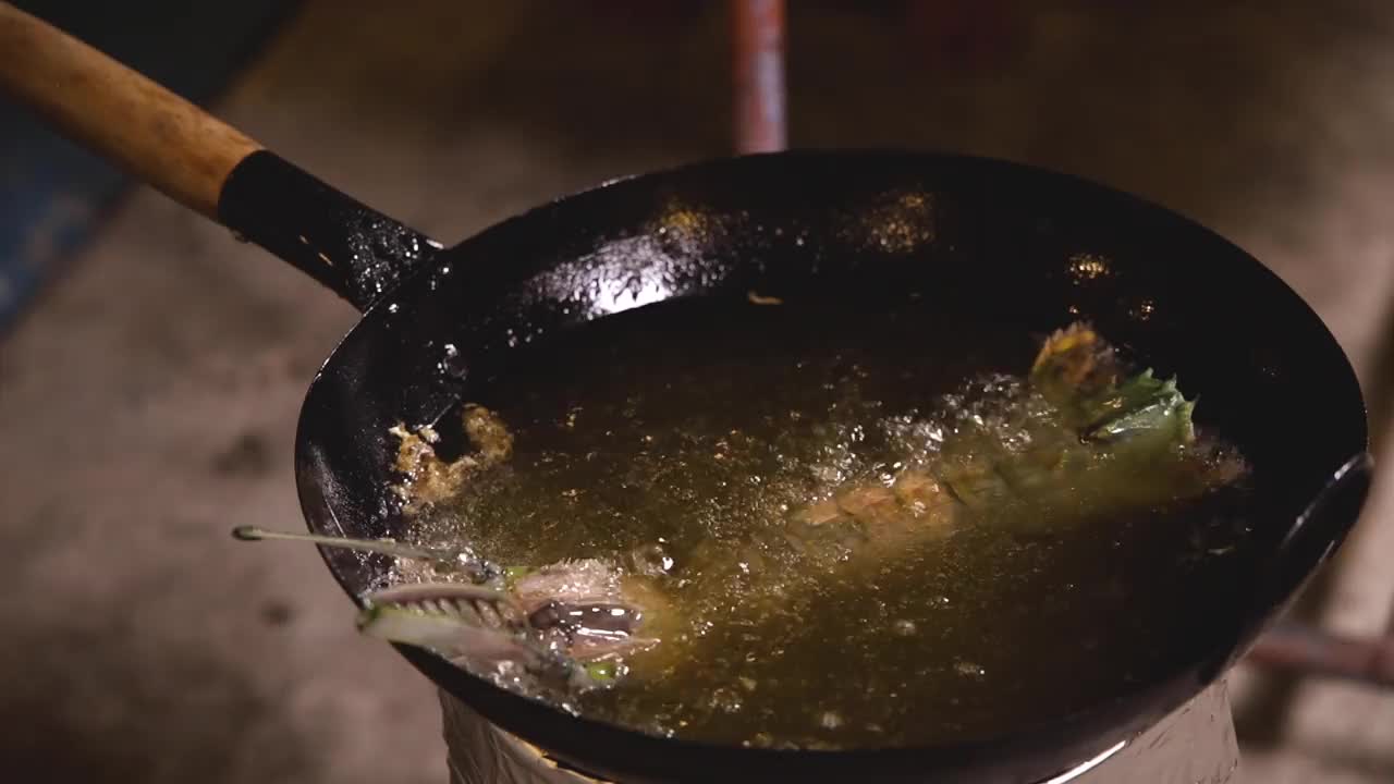 皮皮虾在锅里炸，皮皮虾在热油里炸视频素材