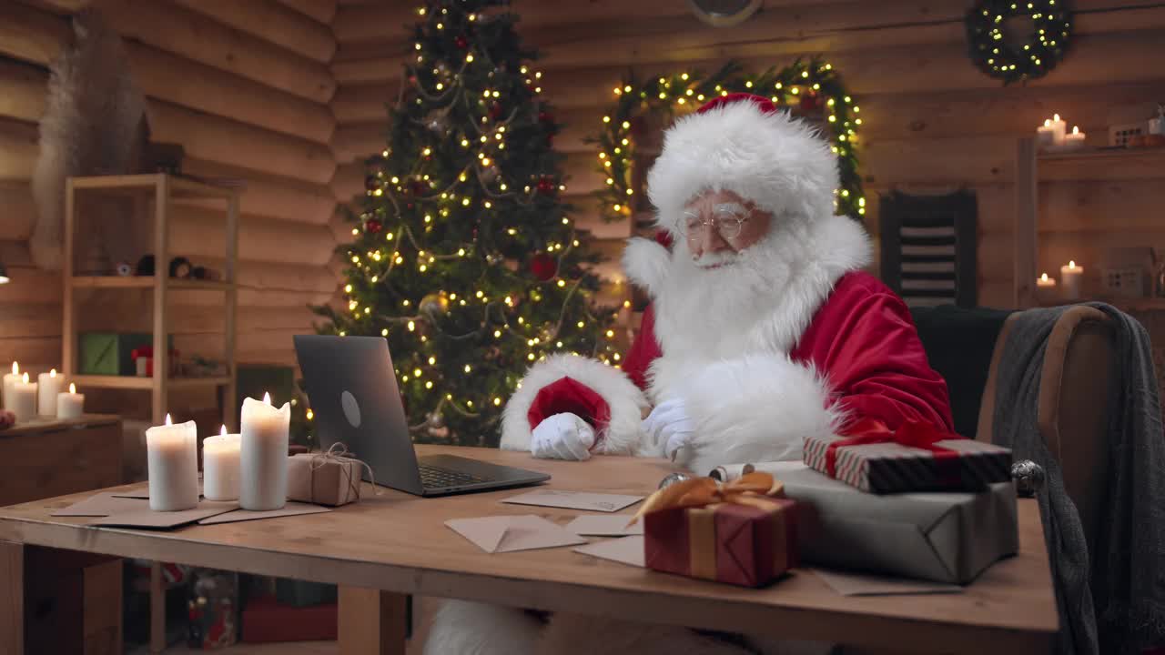 圣诞老人正在讲述这个故事，在镜头前不停地做手势和眨眼视频下载
