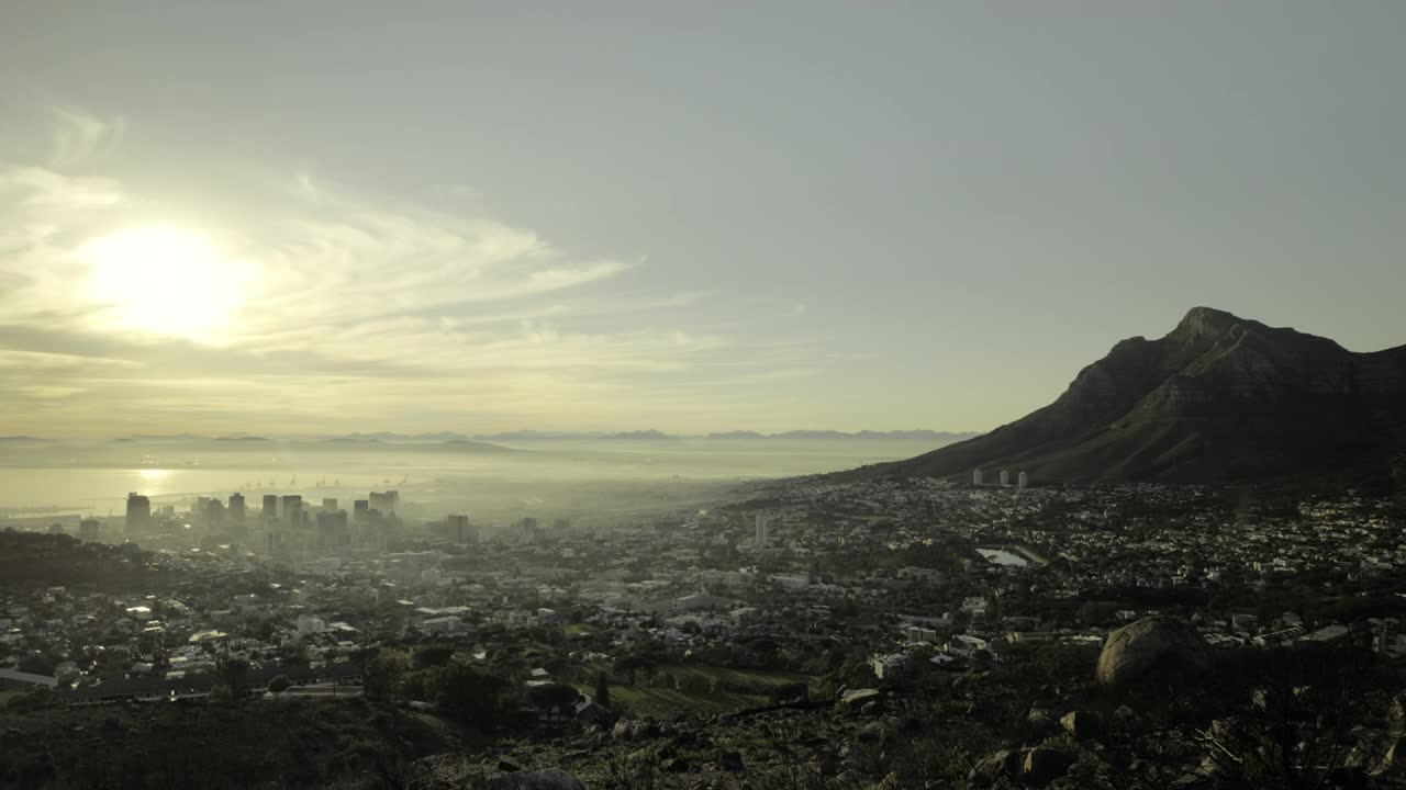 日出时开普敦的城市景观，南非视频下载