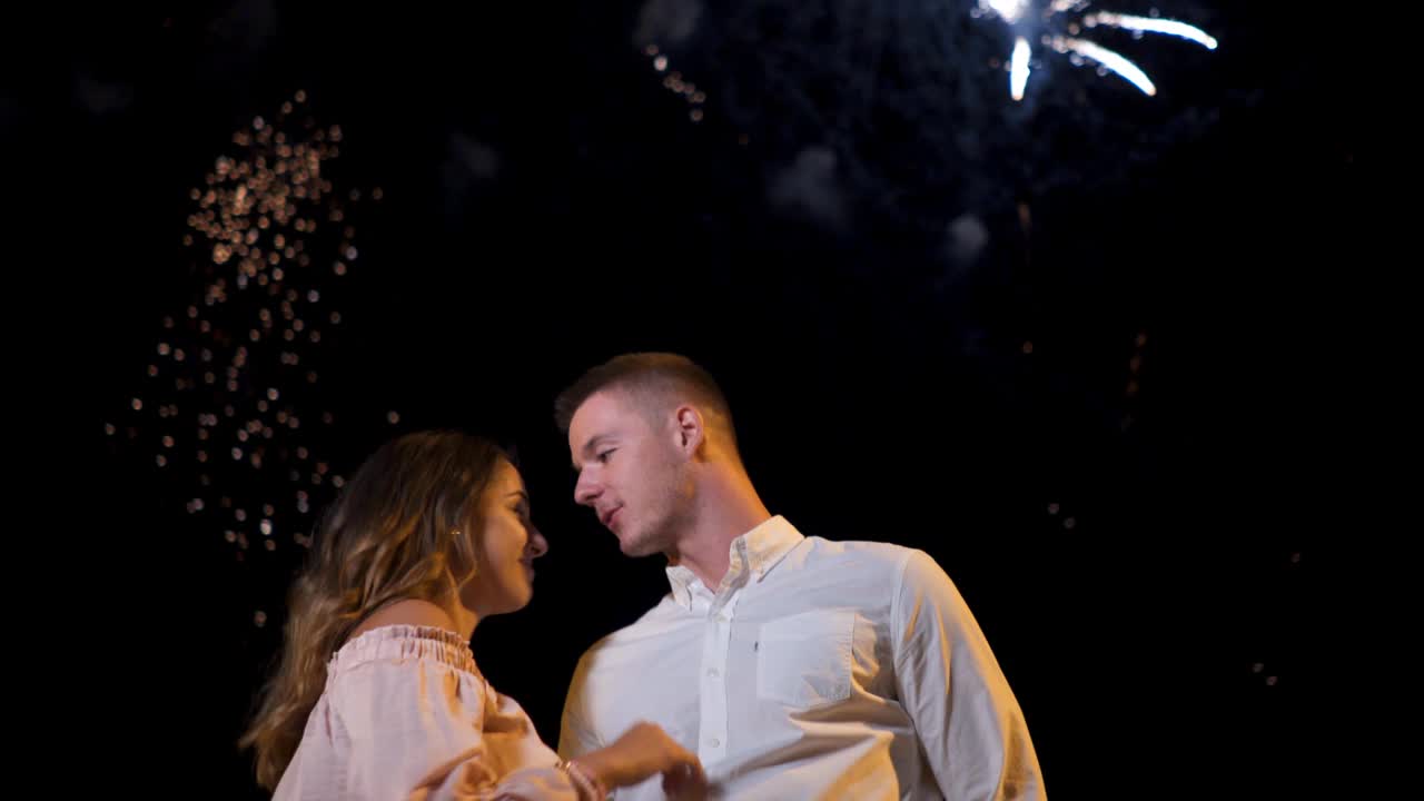 情侣在烟花表演中接吻视频素材