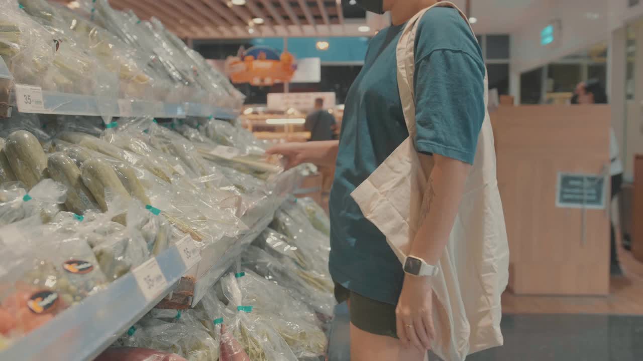 亚洲女性使用可持续的购物袋。视频下载