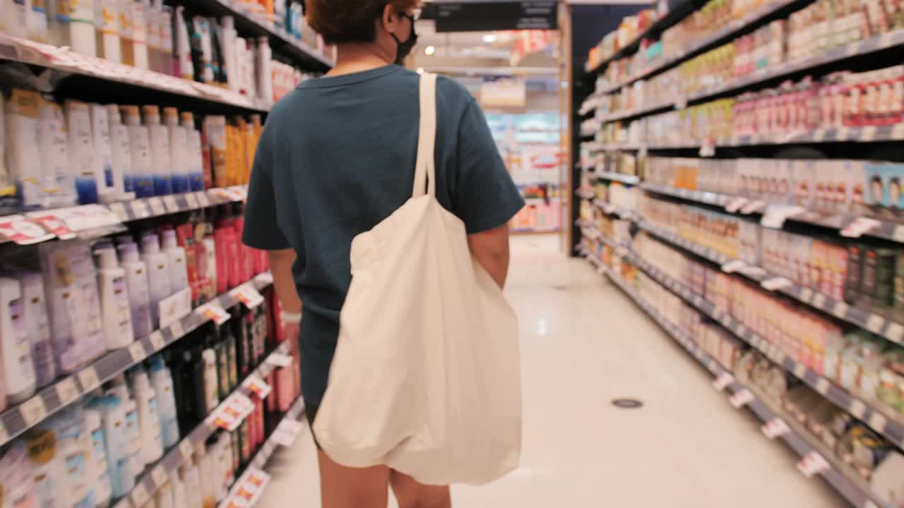 亚洲女性使用可持续的购物袋。视频下载