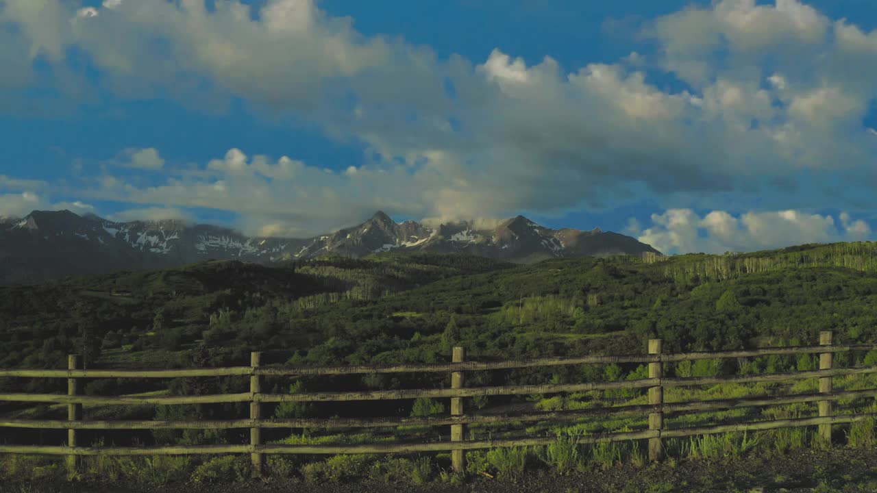 空中的圣胡安山脉和斯奈费尔斯山离开科罗拉多州62号公路达拉斯分水岭之间的Ridgway和Telluride视频素材