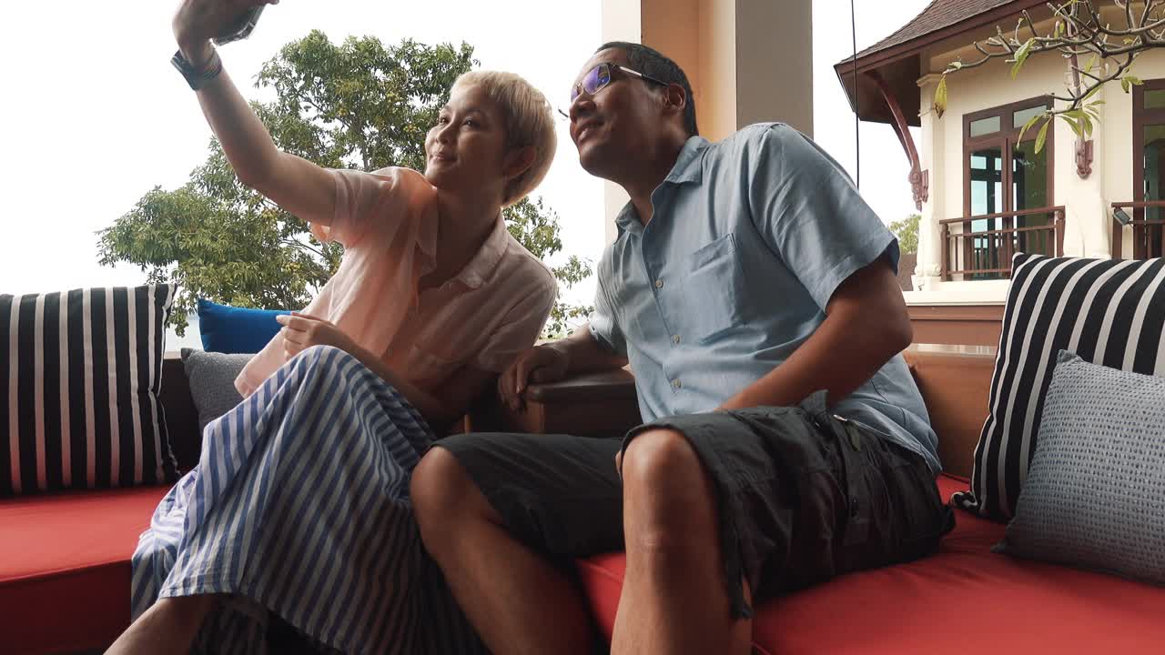 亚洲成熟夫妇度假海滩自拍照片视频素材