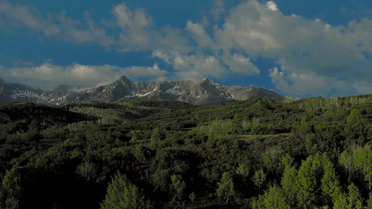 空中的圣胡安山脉和斯奈费尔斯山离开科罗拉多州62号公路达拉斯分水岭之间的Ridgway和Telluride视频下载