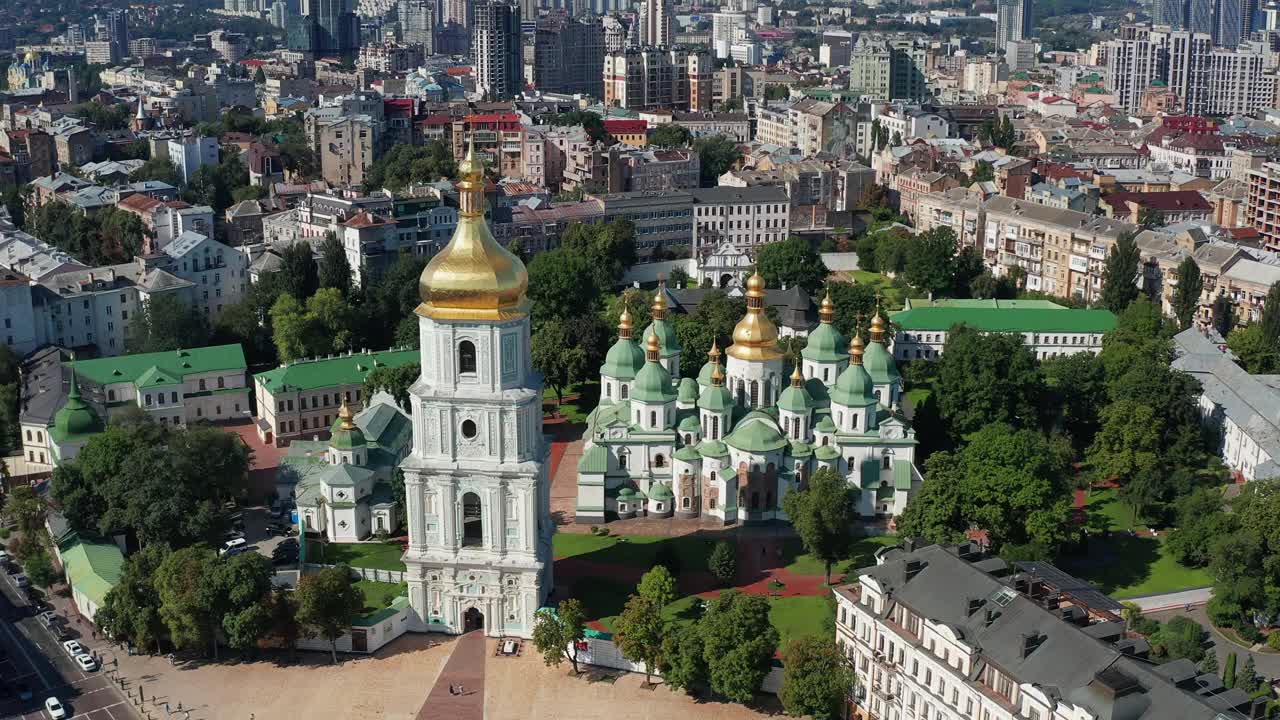 下午在基辅圣索菲亚大教堂上空的美丽飞行。房子的晨景。乌克兰首都中心的俯视图。视频下载