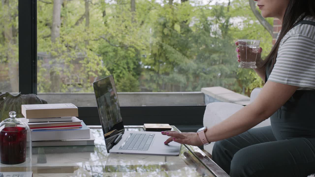 孕妇用笔记本电脑和朋友聊天视频素材