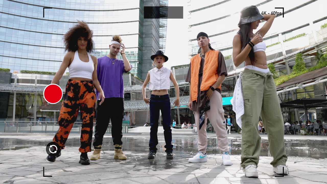 在城市街道上表演的青年男女舞蹈团视频下载