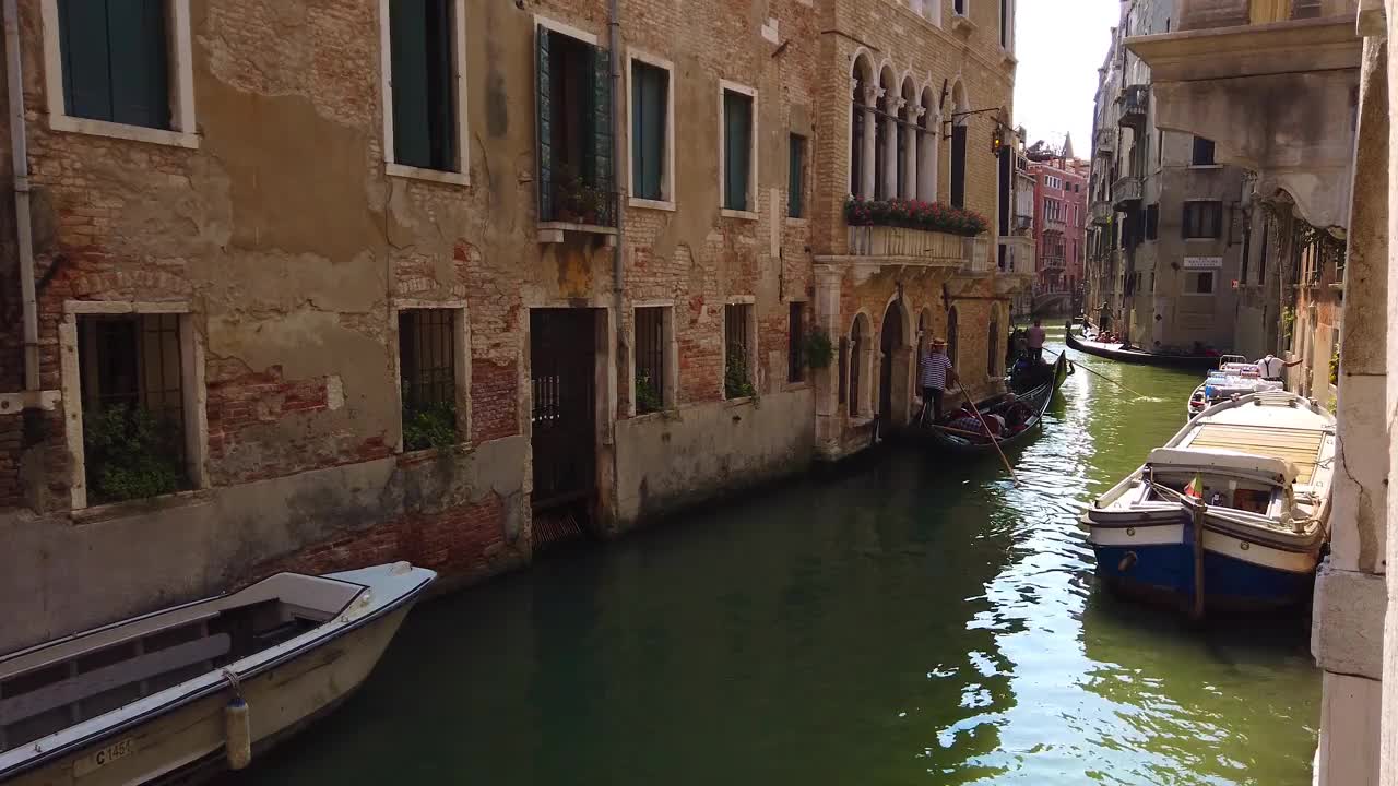 意大利威尼斯的老房子和运河景观视频下载