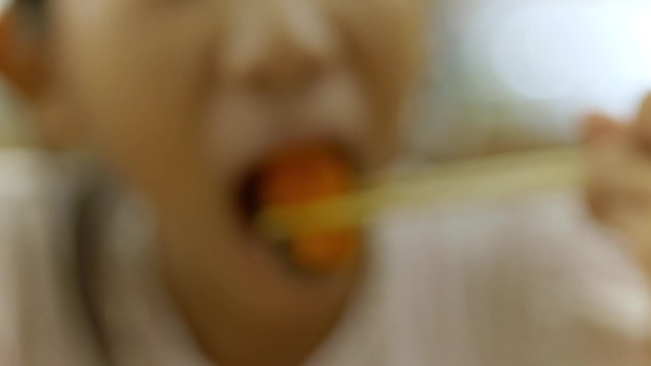 快乐的亚洲女孩和家人一起在日本餐厅享受美食，生活理念。视频素材