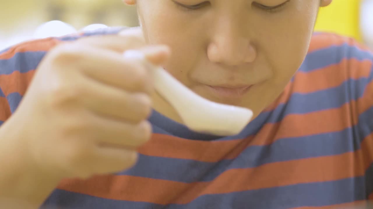 快乐的亚洲男孩和家人一起在日本餐厅享受美食，生活理念。视频下载