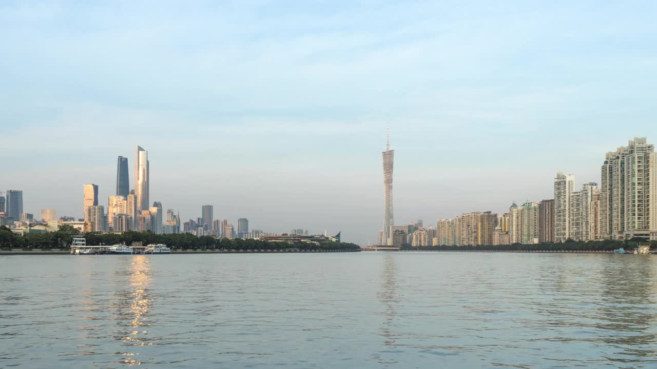 T/L 4K PAN WS广州珠江天际线从黄昏到夜晚时间流逝。中国广东省广州市视频下载