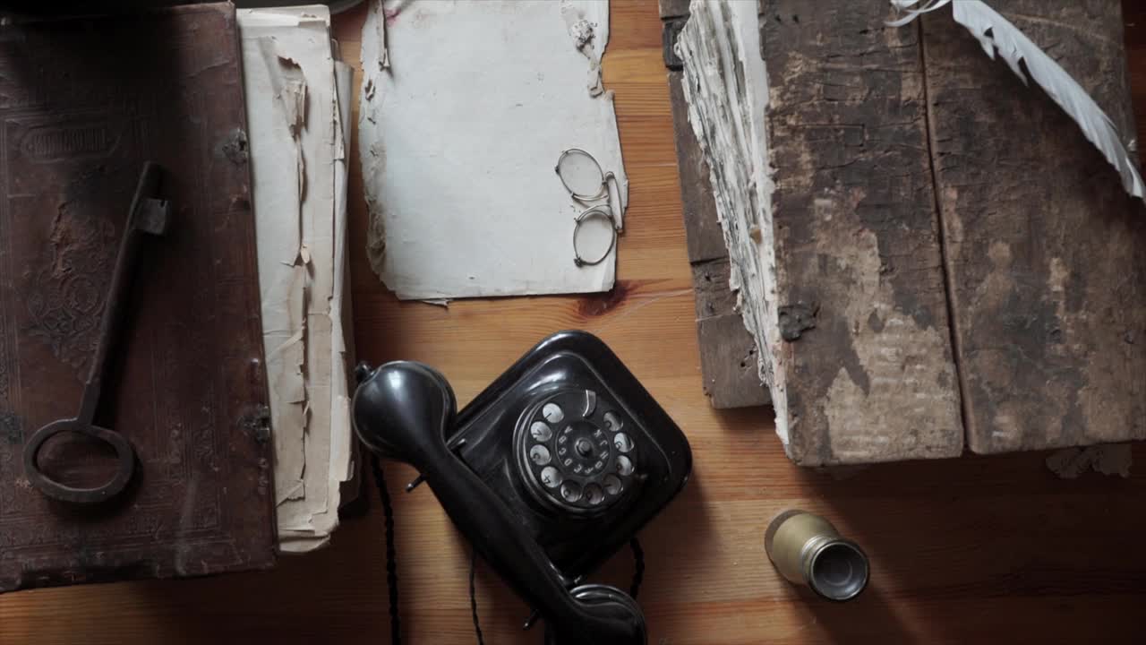 男子拨号号码旧式复古黑色古董旋转电话，沟通概念视频下载