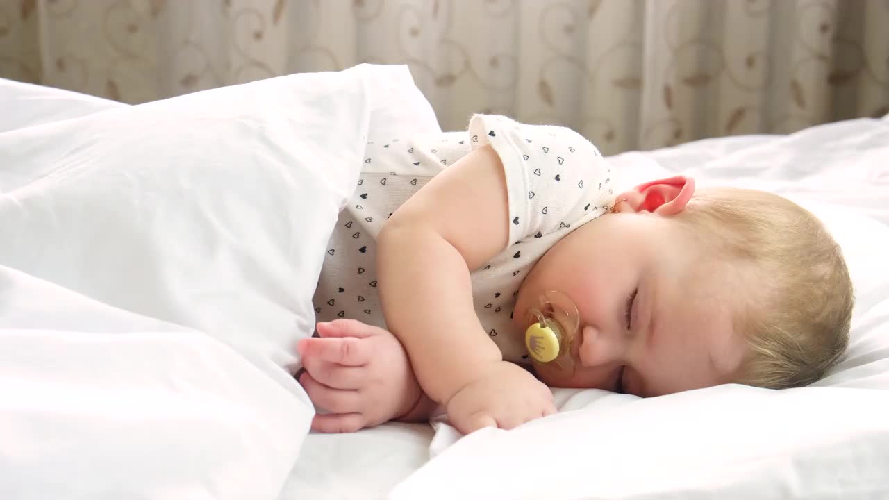 婴儿睡在婴儿床里。有选择性的重点。视频素材