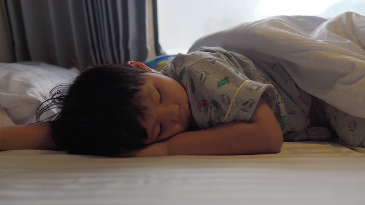 夏天的一天，一个男孩睡在他货车的床上。凡的生活视频素材