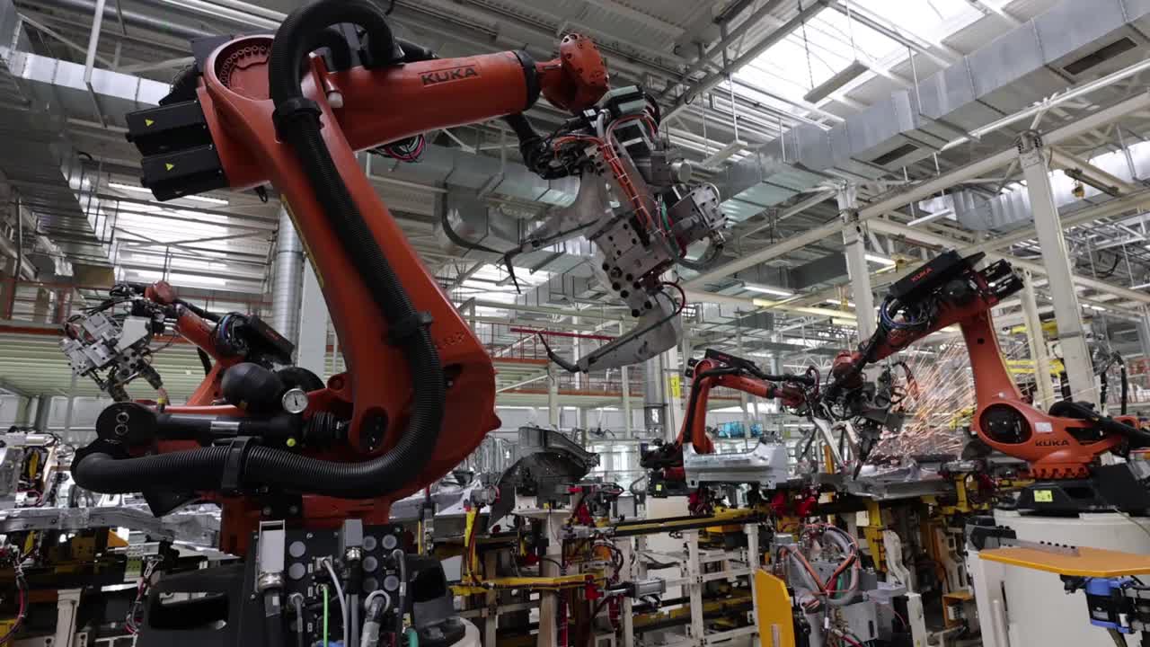 在现代汽车工厂中机器人的自动操作，生产的自动化无需人工干预视频素材