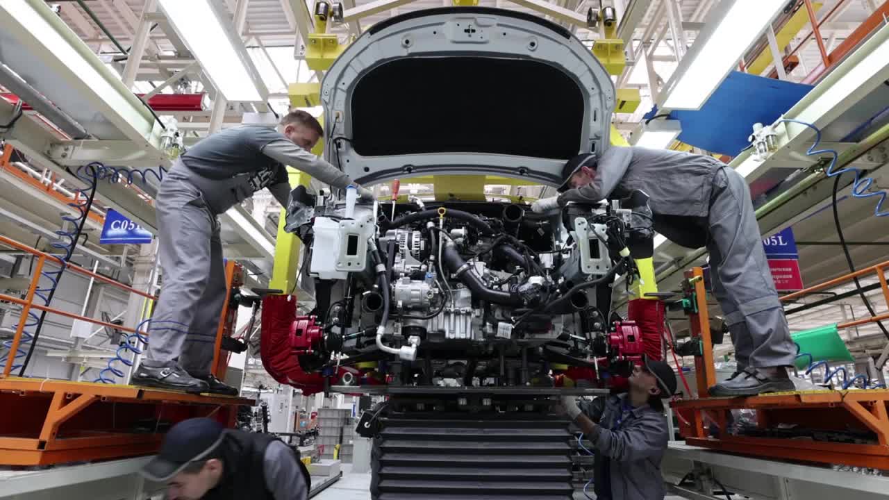 白俄罗斯，鲍里索夫——2021年10月29日:在一辆新车的发动机舱中安装发动机，这是一家现代化的高科技工厂视频素材