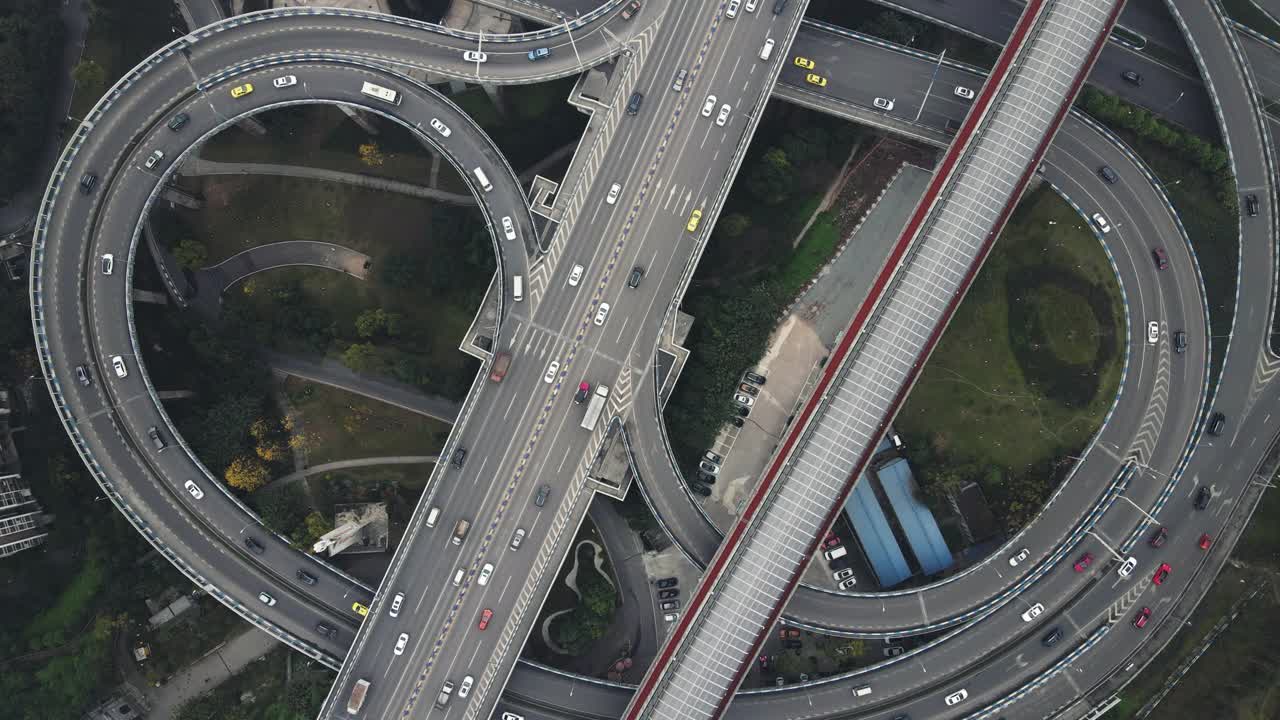 鸟瞰图复杂的天桥和繁忙的交通视频素材
