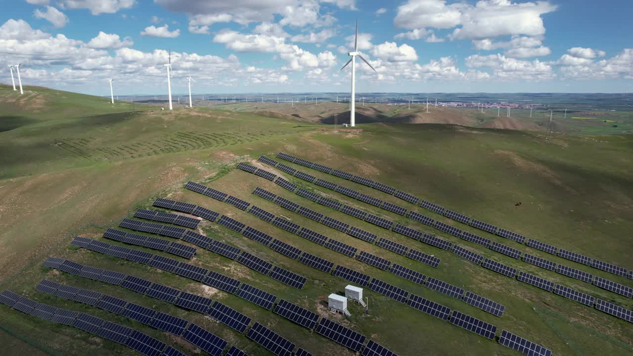 风力涡轮机农场和太阳能电池板的鸟瞰图视频下载