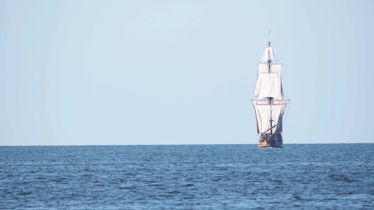 4K -历史护卫舰。一艘帆船直接在镜头前航行视频素材
