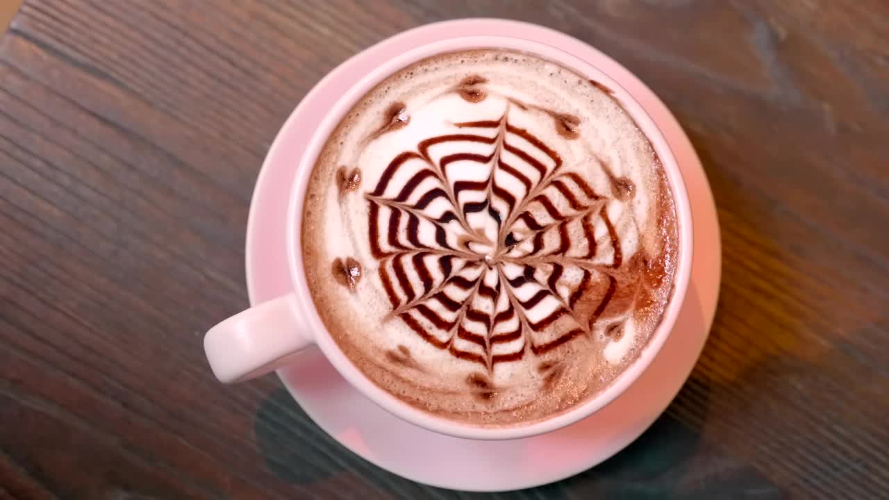 卡布奇诺咖啡与拿铁艺术木制背景视频素材