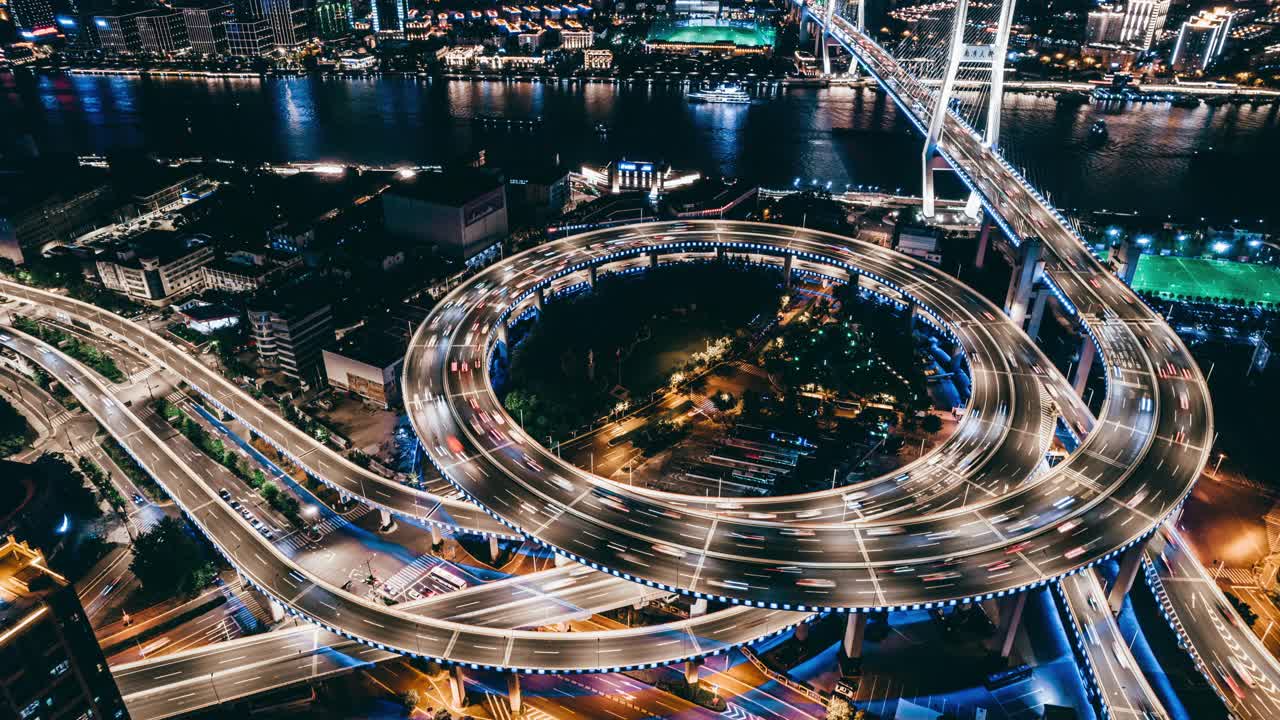 T/L无人机视角的立交桥和城市交通在夜间视频素材